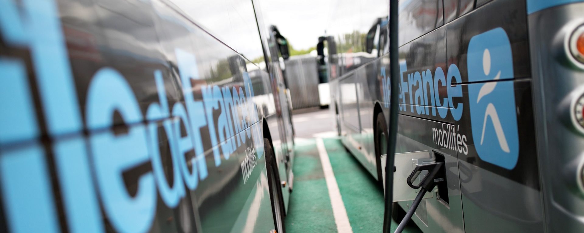 Transdev TVO Ile de France mobilités STIF bus électrique electric charge rechargement prise branchement the mobility company zéro émission - deux bus en charge dans parking