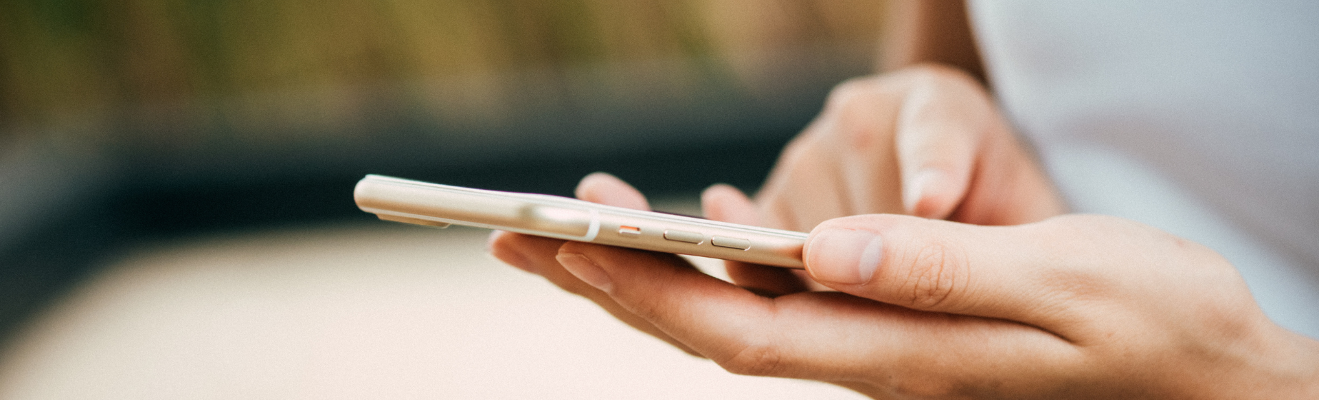 Téléphone dans la main d'une femme
