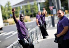 Conducteurs de bus en pause uniformes avec des polos violets