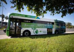 transdev ebus vert et blanc pris de photo sur le côté