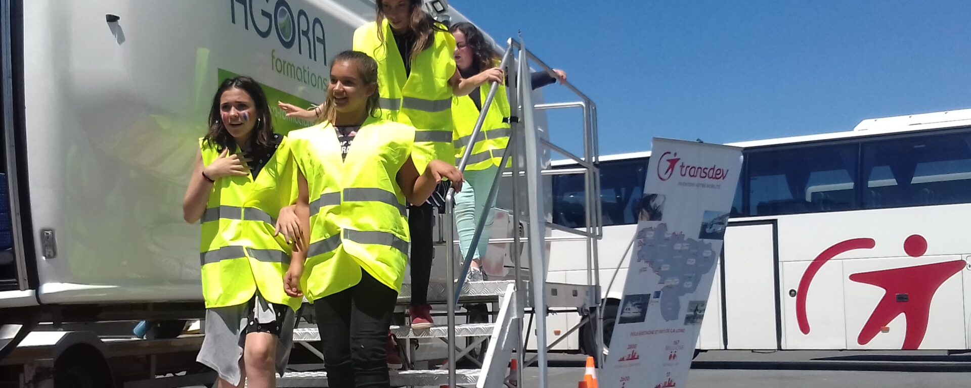 Elèves sortant du simulateur car renversé