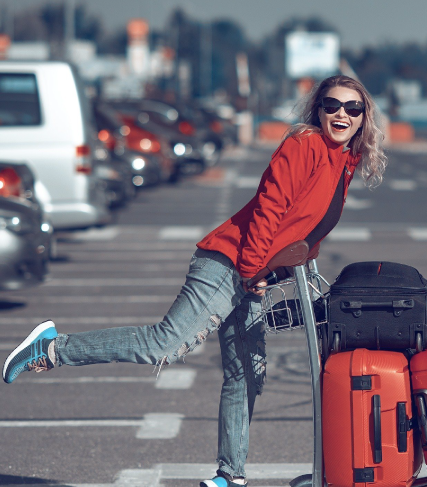 femme avec des valises