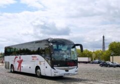 Autocar blanc Transdev à Paris