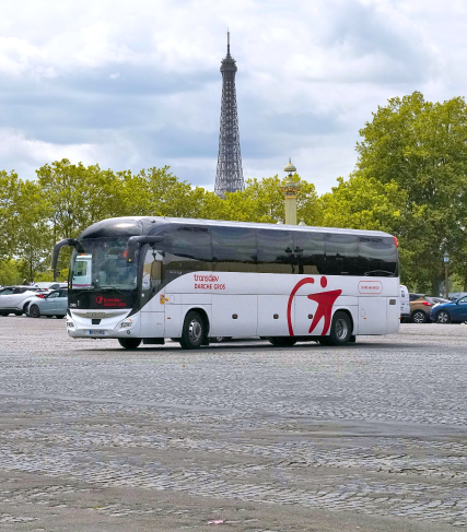Autocar Transdev blanc devant la Tour Eiffel