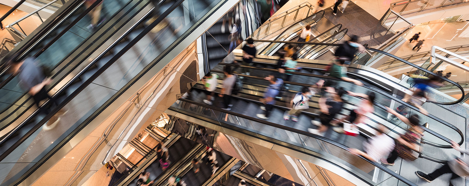 Personnes qui descendent par des escalators