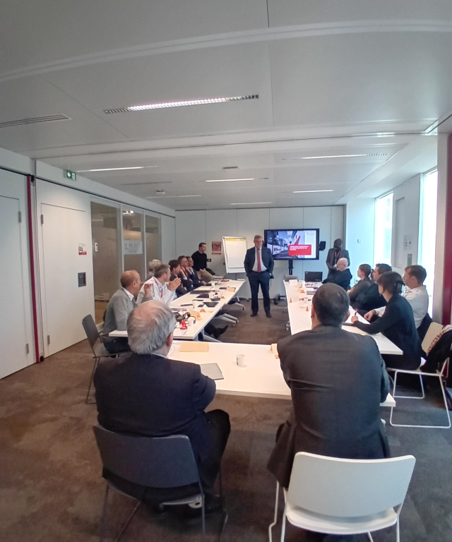 Personnes autour d'une table dans une salle de réunion pour la formation sécurité au travail pour les directeurs