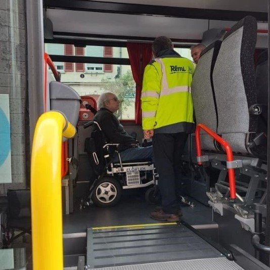 Car REMI avec une personne en fauteuil roulant