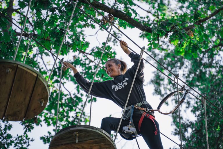 Femme qui fait de l'accrobranche