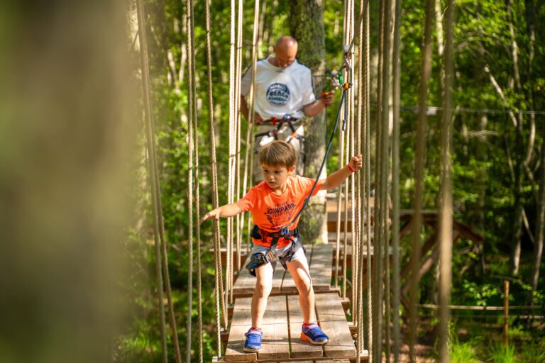 Garçon qui fait de l'accrobranche