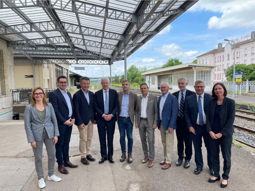 Dans la gare de Vittel, de gauche à droite Magali Debatte Directrice régionale Banque publique des Territoires Thibaud Phillips, Vice Président Transport Région Franck Leroy Président de la Région Grand Est Thierry Bodard, Président de NGE Concessions Franck Perry maire de Vittel Yves Séjourné, maire de Mirecourt Luc Gerecke, maire de Contrexéville Thierry Mallet Edouard Hénaut Alix
