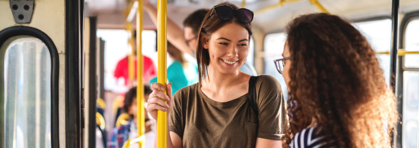 Fille qui tient la barre dans le bus