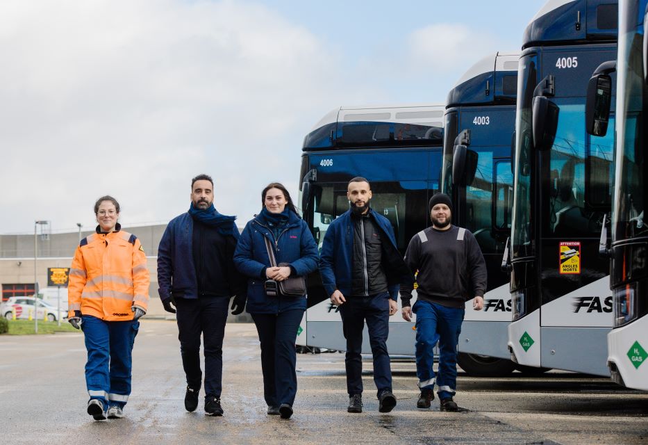 Equipe Transdev Rouen avec des bus