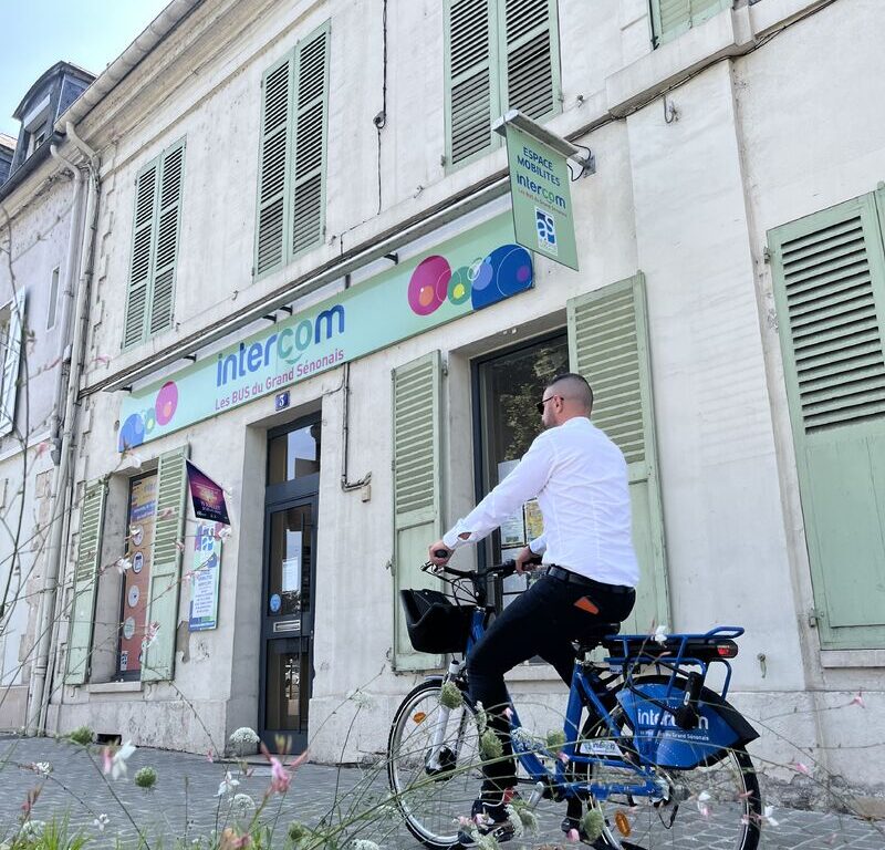 un homme circulant sur un vélo Intercom
