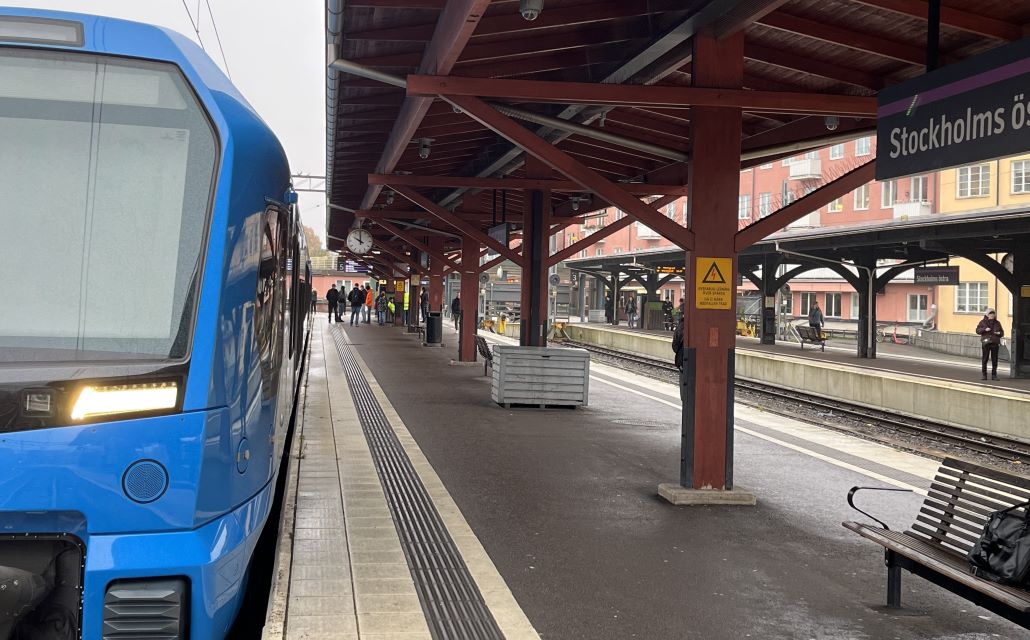 Blue train at Stockholm Östra to T-Centralen station