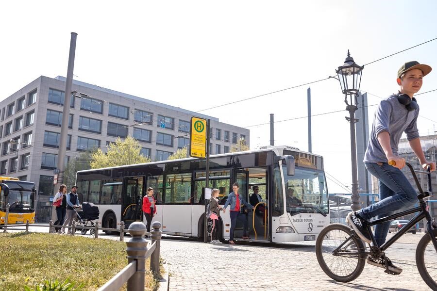 Garçon à vélo avec un bus en fond pour le système de rétrovision