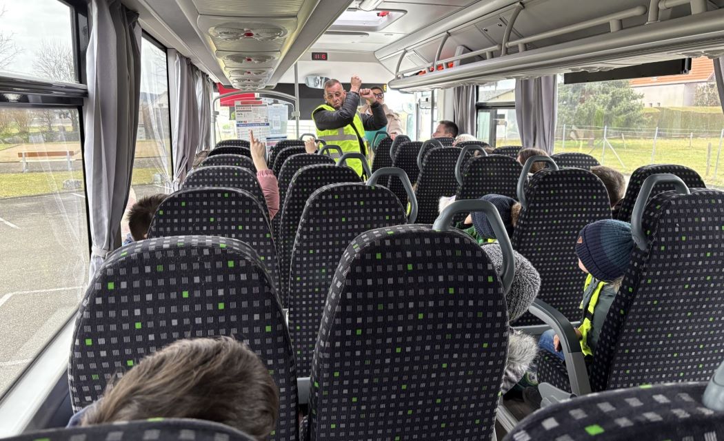 Action sécurité routière, enfants dans le car