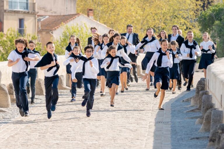 Petits chanteurs de Pueri Cantores qui courent