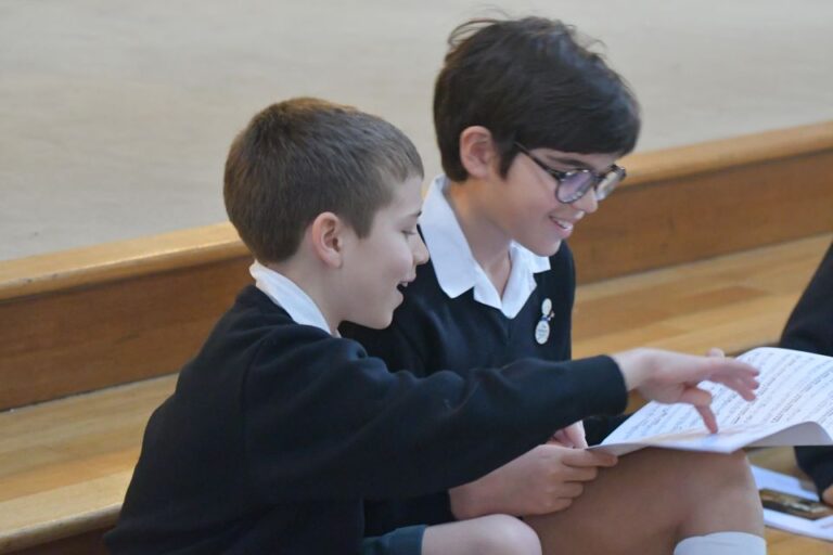 Pueri Cantores étudiant des partitions