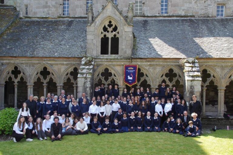 Pueri Cantores Photo choeur devant une église