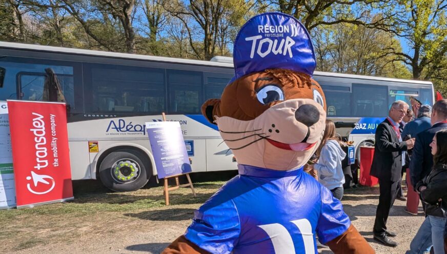 Inaugration car scolaire rétrofité avec la mascotte