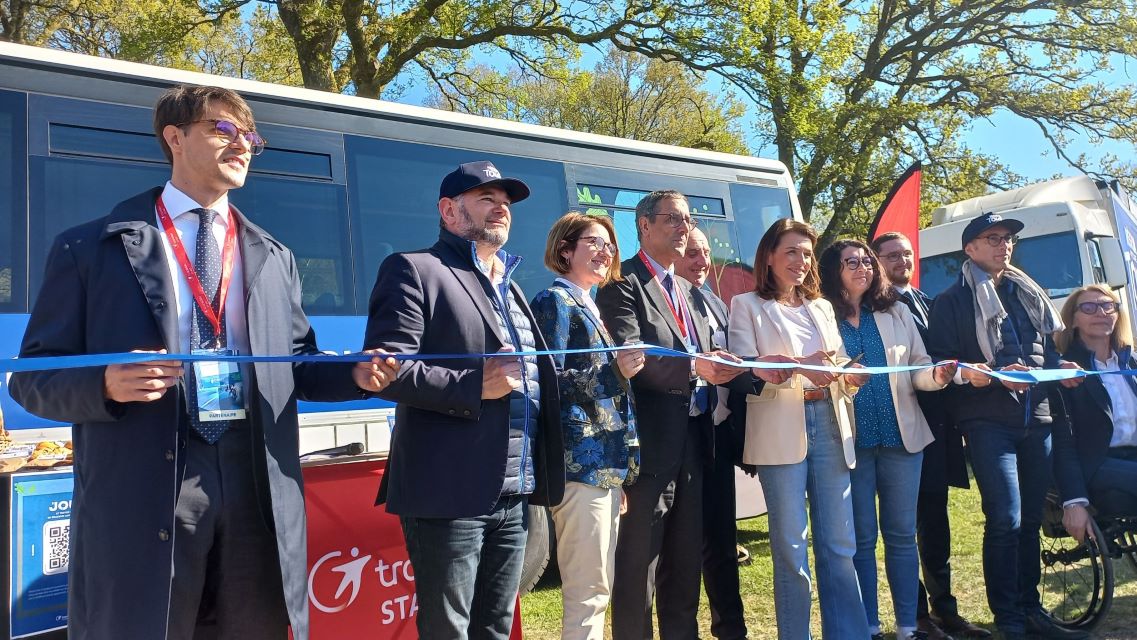 Inauguration bus scolaire rétrofité GNV à Sillé-le-Guillaume