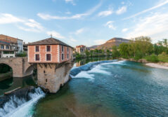 Adobe Stock Le pont vieux à Millau, Aveyron, France. Le pont a été détruit lors d'une crue du Tarn en 1758.