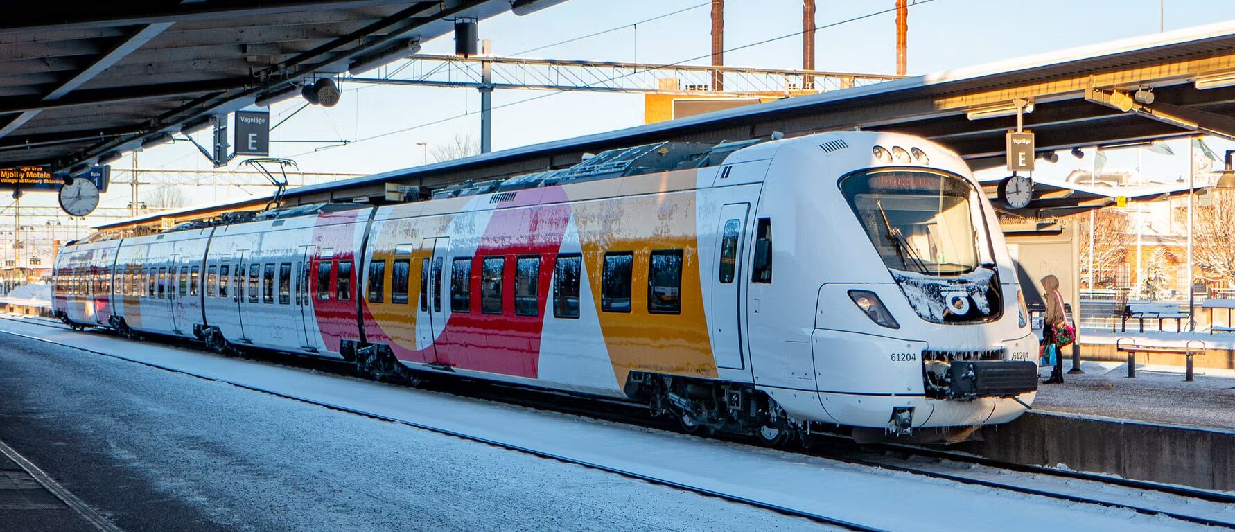 Train Östgötapendeln de Transdev à quai sur le réseau ferroviaire d’Östergötland